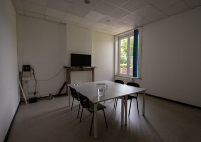 Salle vide avec une table et des chaises